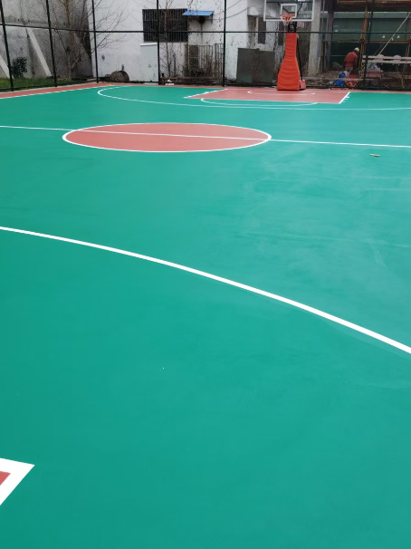 赤坎 球场长期使用易出现地面开裂